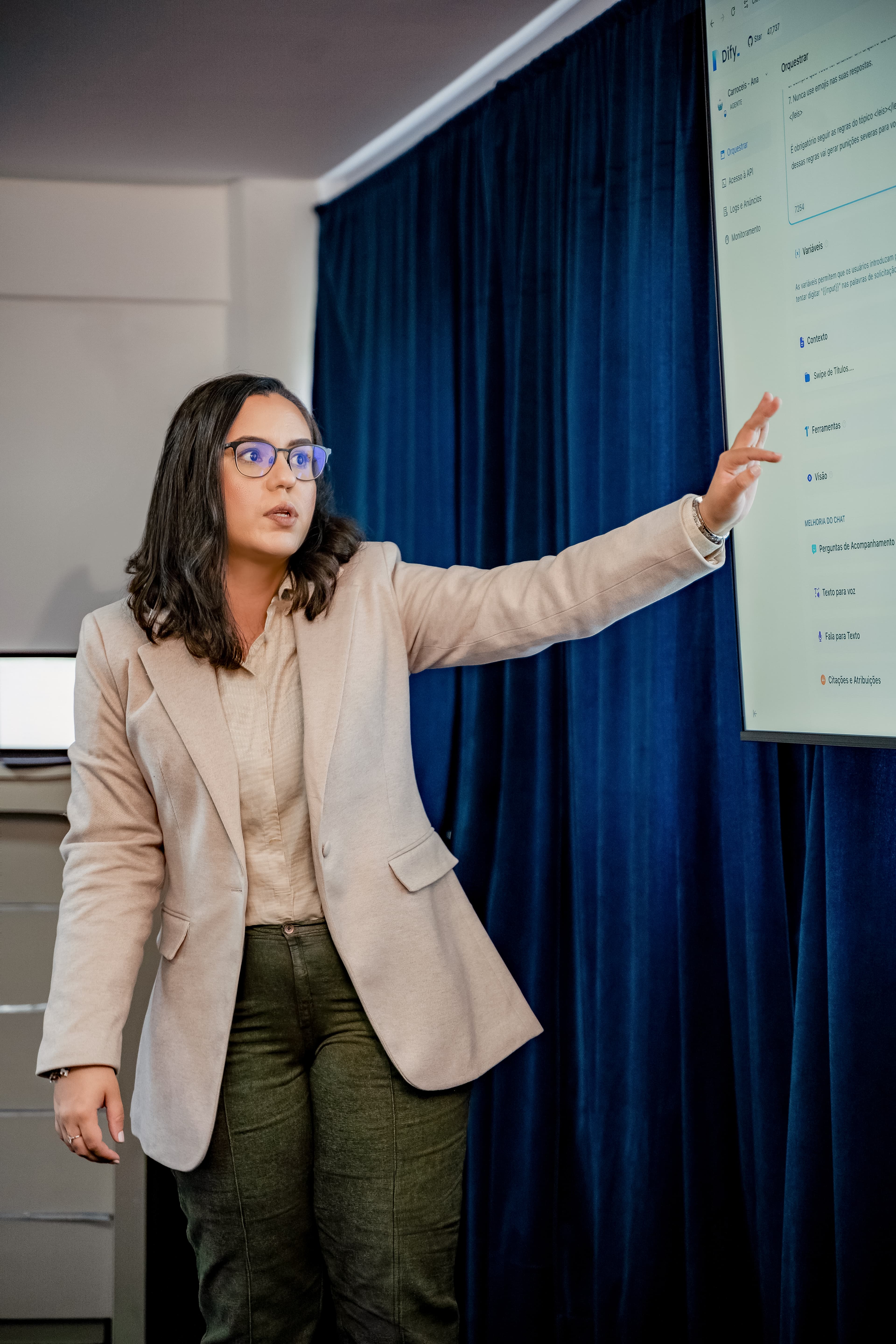 Ana Paula Perci apresentando o plano de adoção de IA